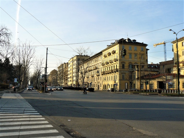 turin-buildings-along-the-river